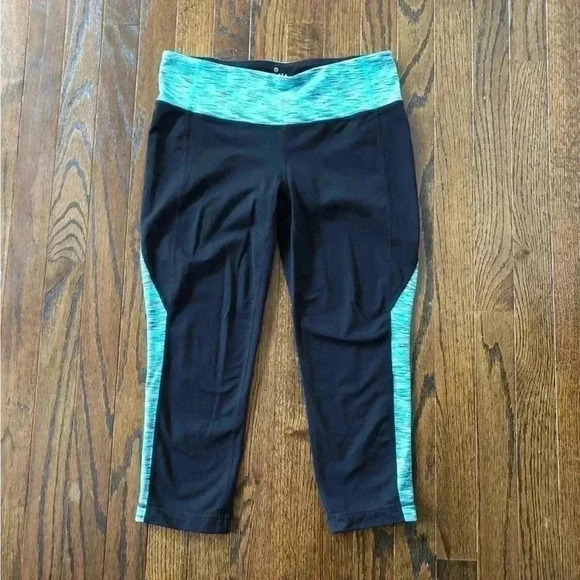 Athleta Women’s M Splits Revelation Capri Yoga Tight Black Green Pants - VGUC! - Picture 2 of 9
